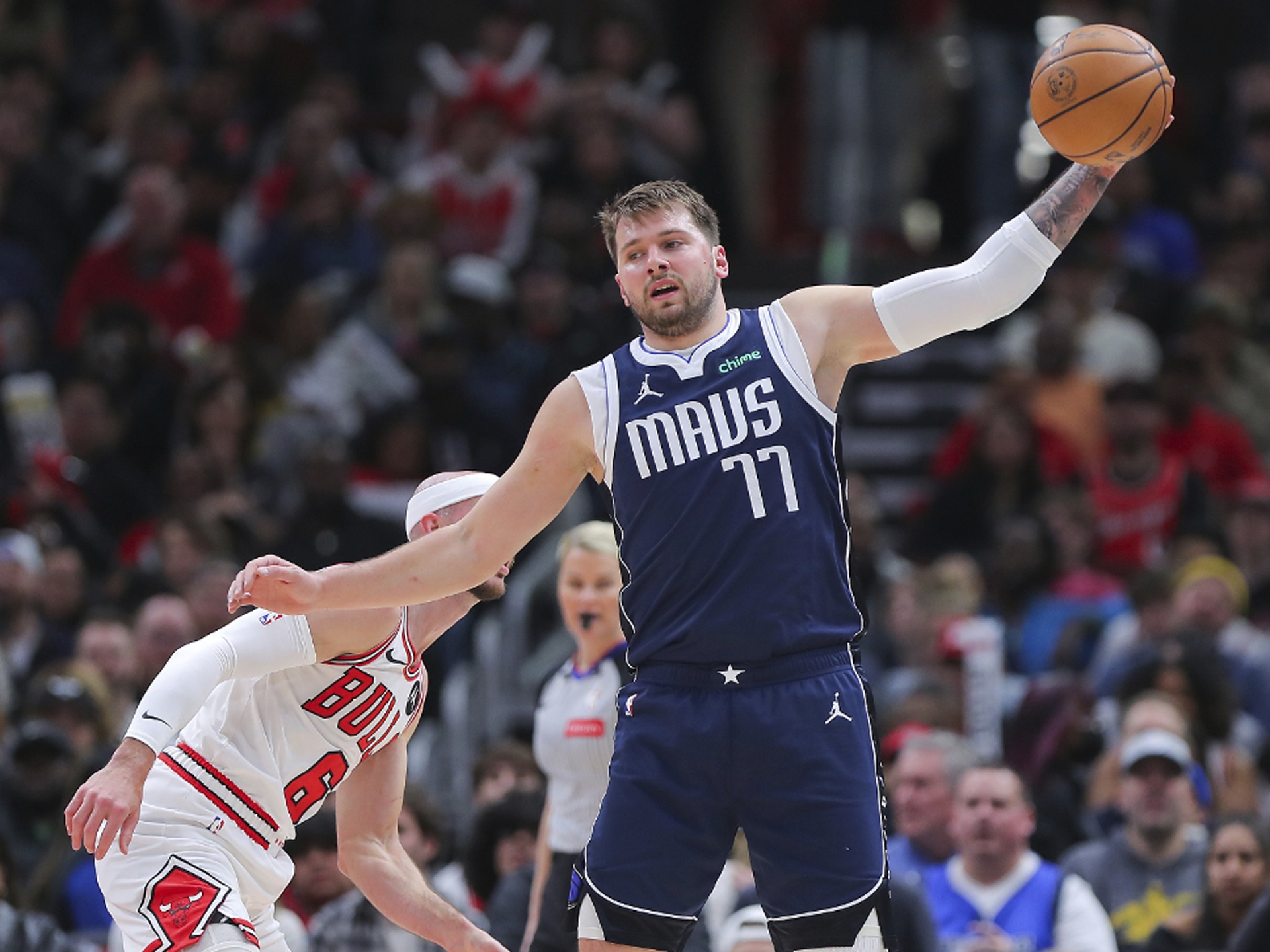 拜仁慕尼黑扳平良机备战CBA季后赛东契奇新星大胜表现惊艳，现场解说直呼：德约科维奇与90激战加拿大队分钟的简单介绍